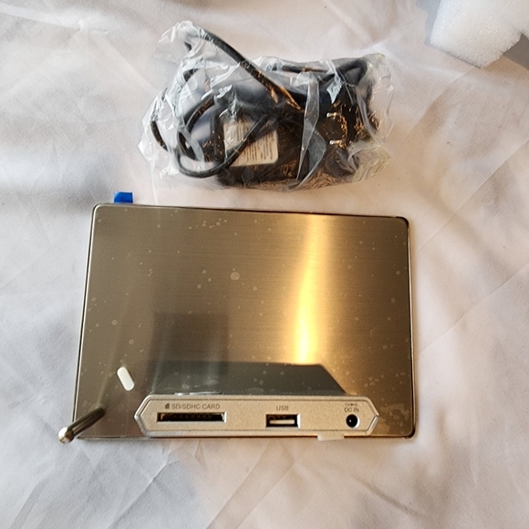 Sylvania 7" digital photo frame. - Picture 2 of 5